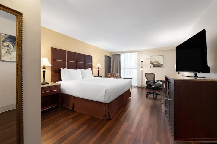 Guest room at the Wyndham Riverfront Little Rock in North Little Rock, Arkansas