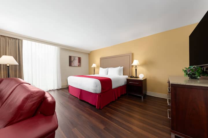 Wyndham Riverfront Little Rock hot tub suite in North Little Rock, Arkansas