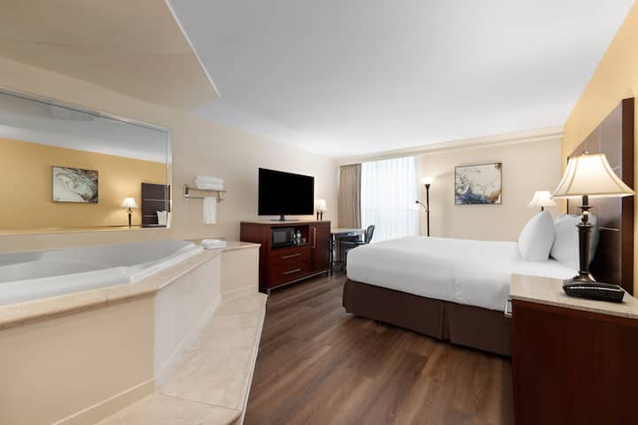 Wyndham Riverfront Little Rock hot tub suite in North Little Rock, Arkansas