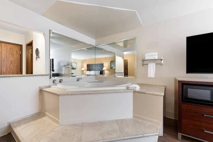 Wyndham Riverfront Little Rock hot tub suite in North Little Rock, Arkansas