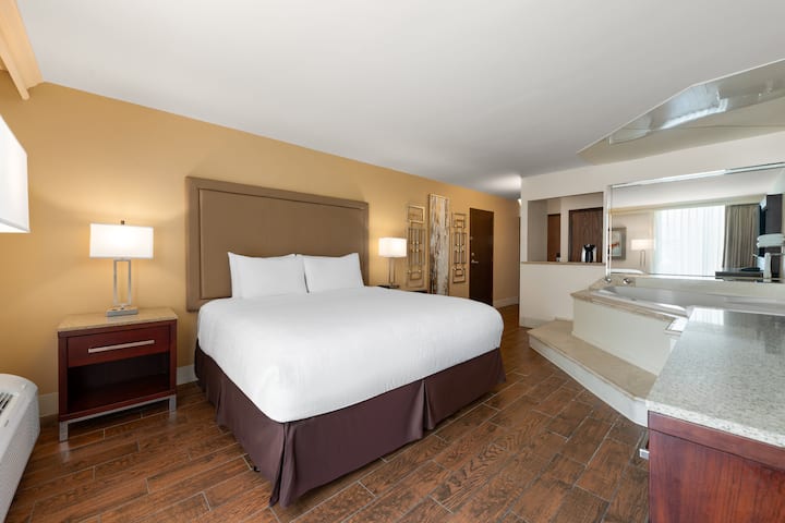 Wyndham Riverfront Little Rock hot tub suite in North Little Rock, Arkansas