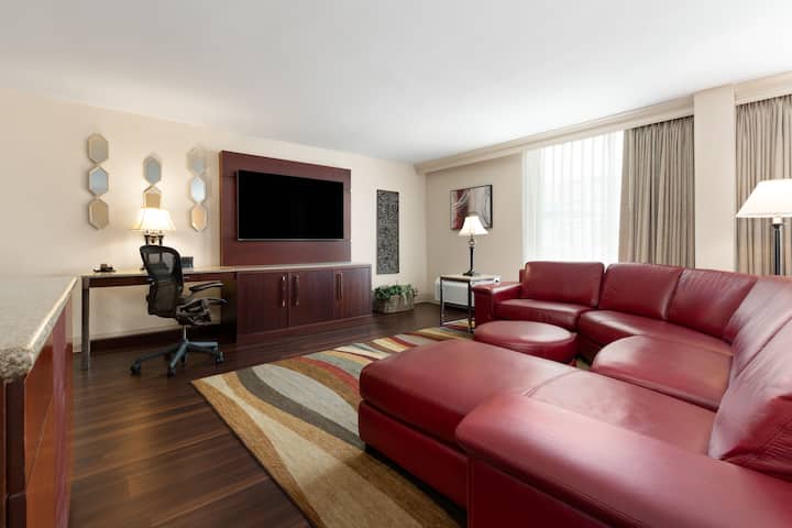 Wyndham Riverfront Little Rock hot tub suite in North Little Rock, Arkansas