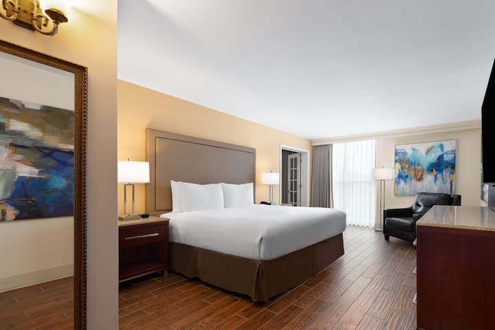 Wyndham Riverfront Little Rock suite in North Little Rock, Arkansas