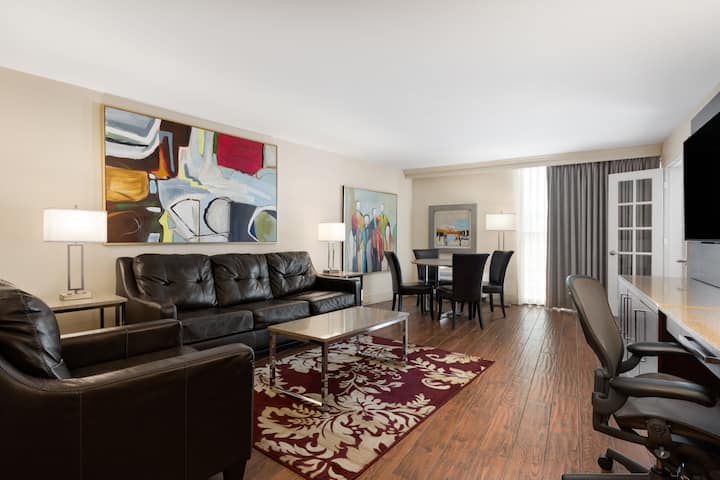 Wyndham Riverfront Little Rock suite in North Little Rock, Arkansas
