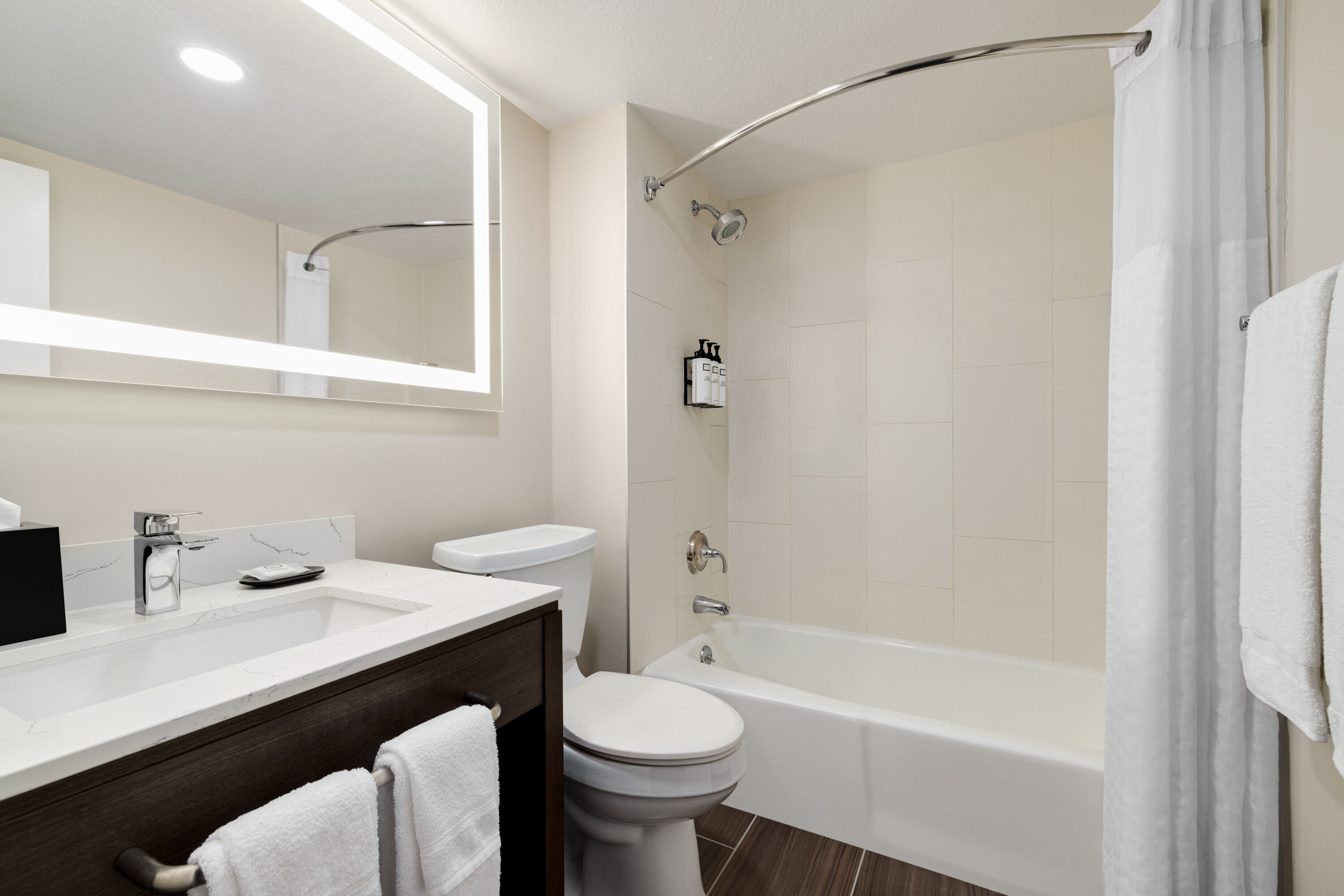 Guest room bath at the Wyndham Phoenix Airport/Tempe in Tempe, Arizona