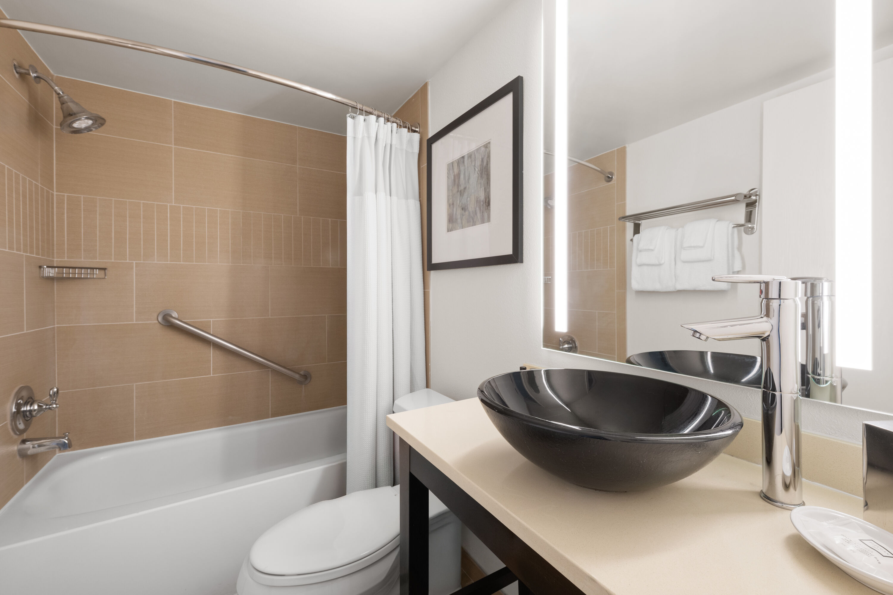 Guest room bath at the Wyndham Sacramento in Sacramento, California