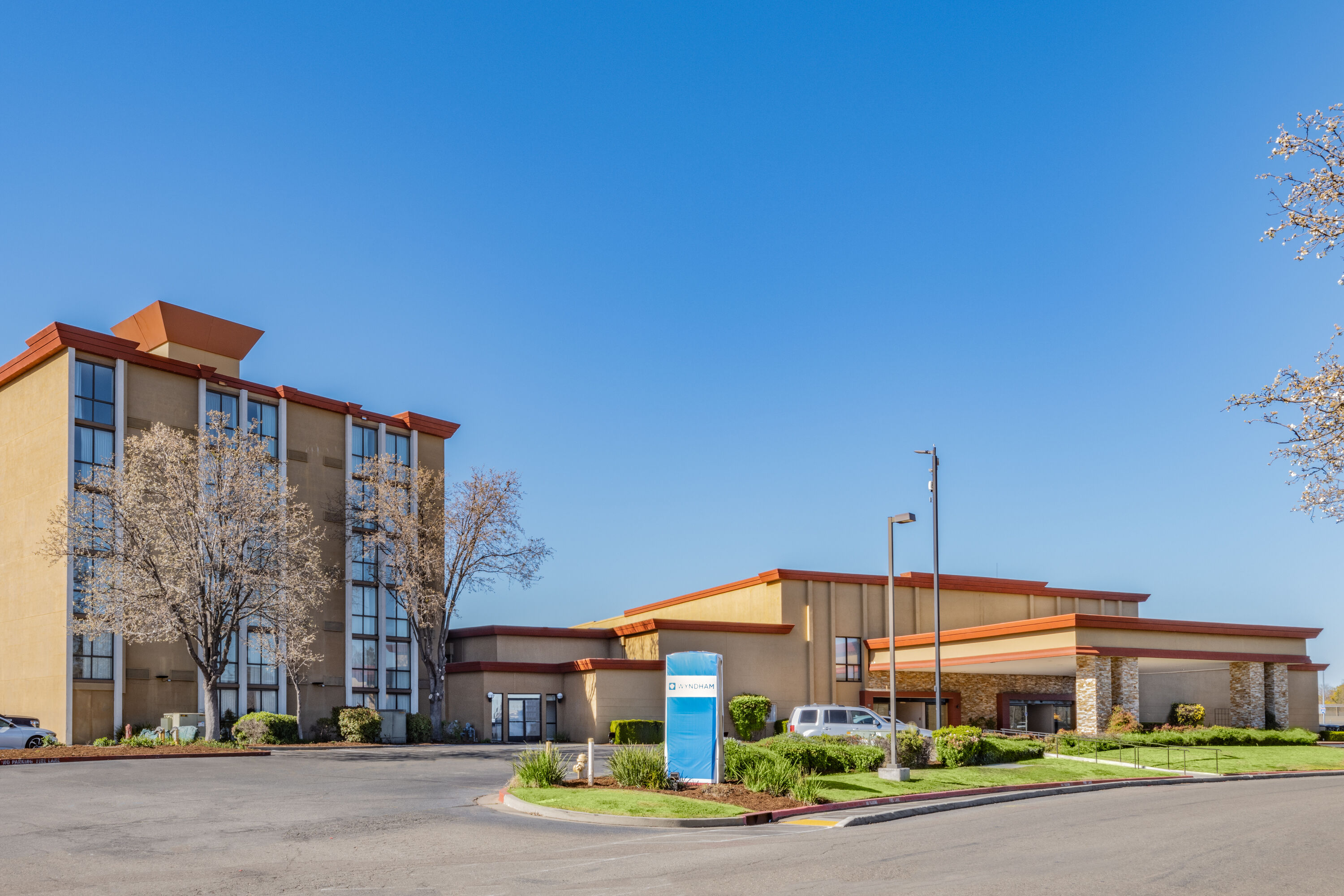 Exterior Day Image of Wyndham Sacramento hotel in Sacramento, California