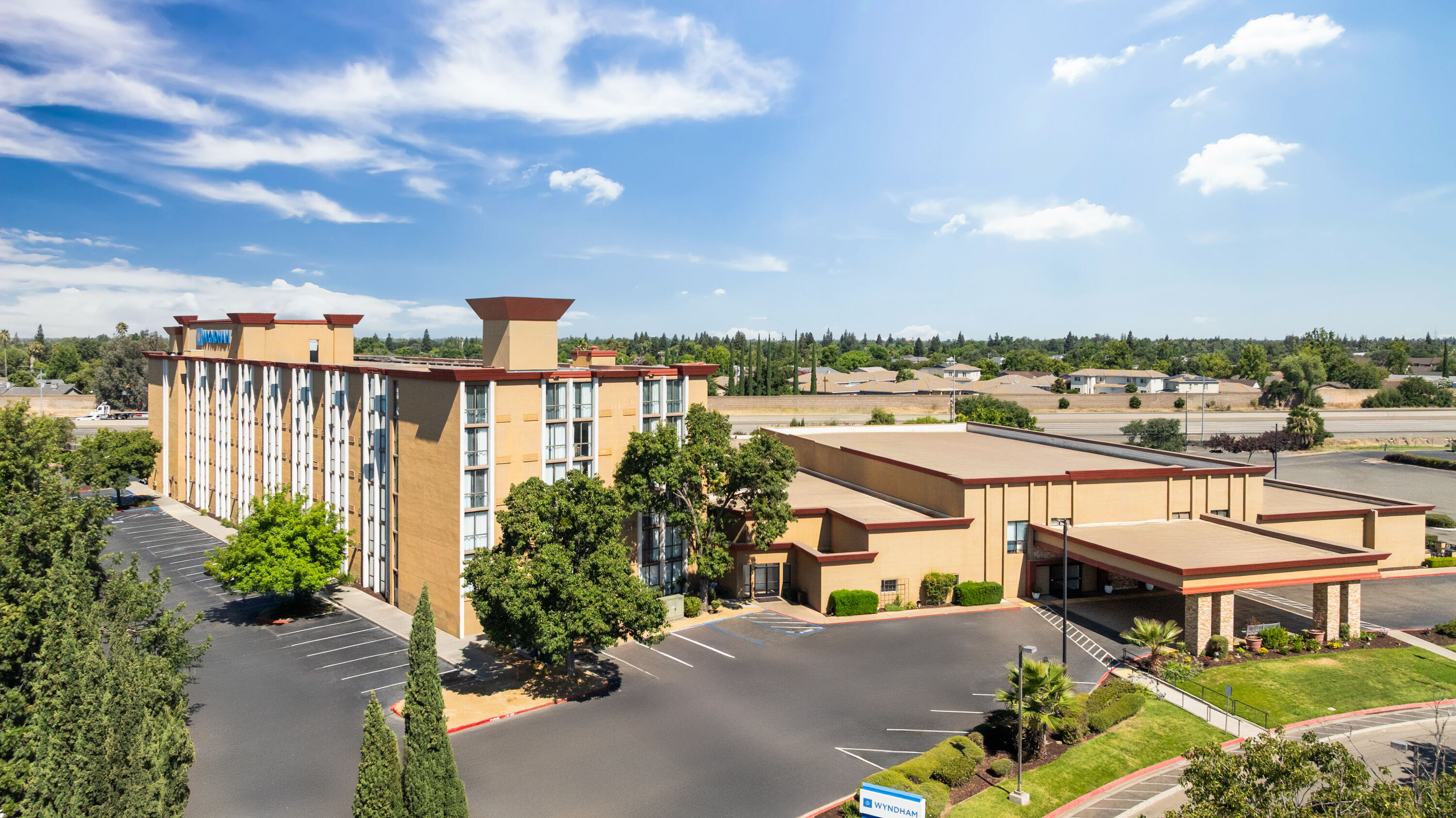 Exterior Day Image of Wyndham Sacramento hotel in Sacramento, California