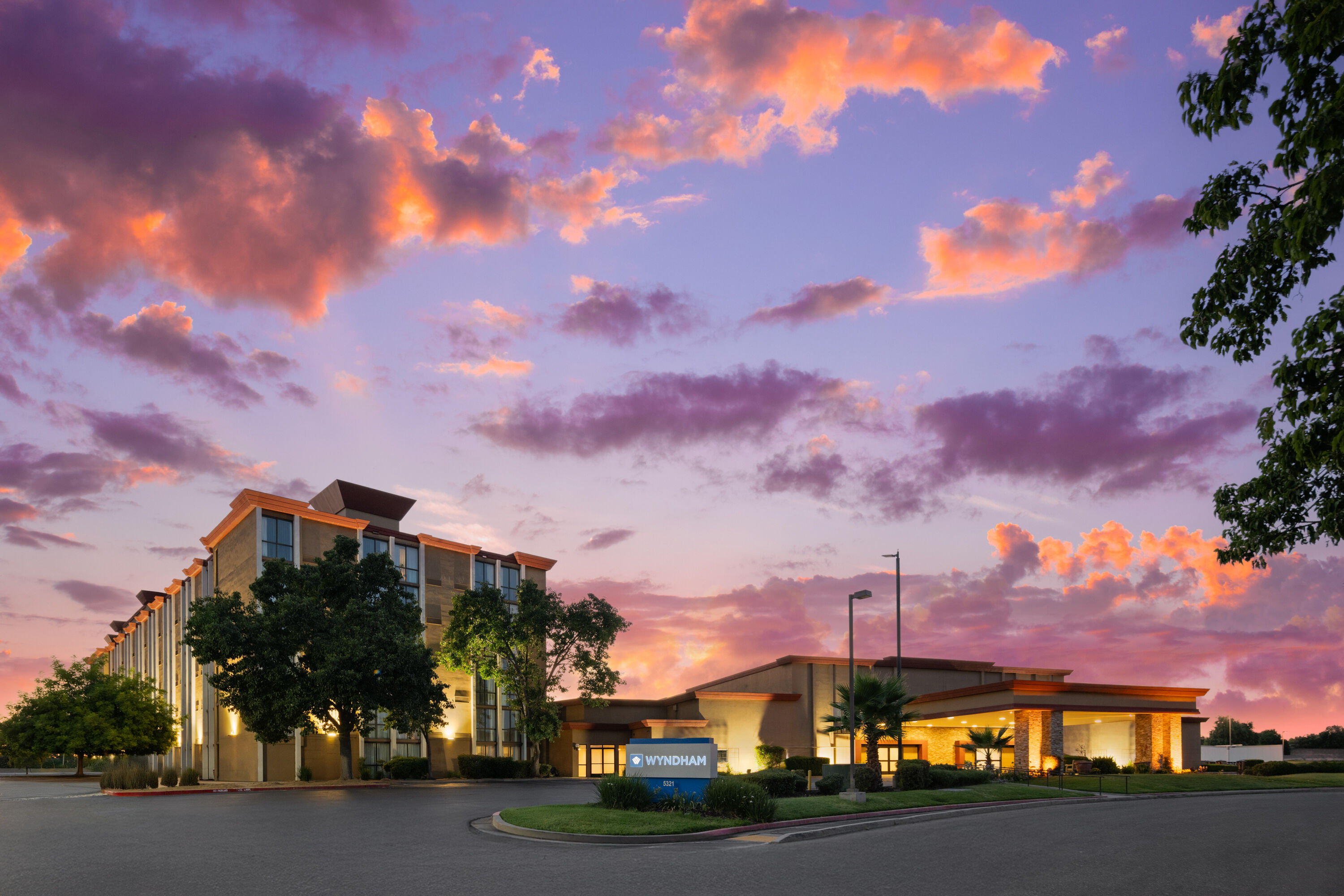 Exterior Dusk Image of Wyndham Sacramento hotel in Sacramento, California
