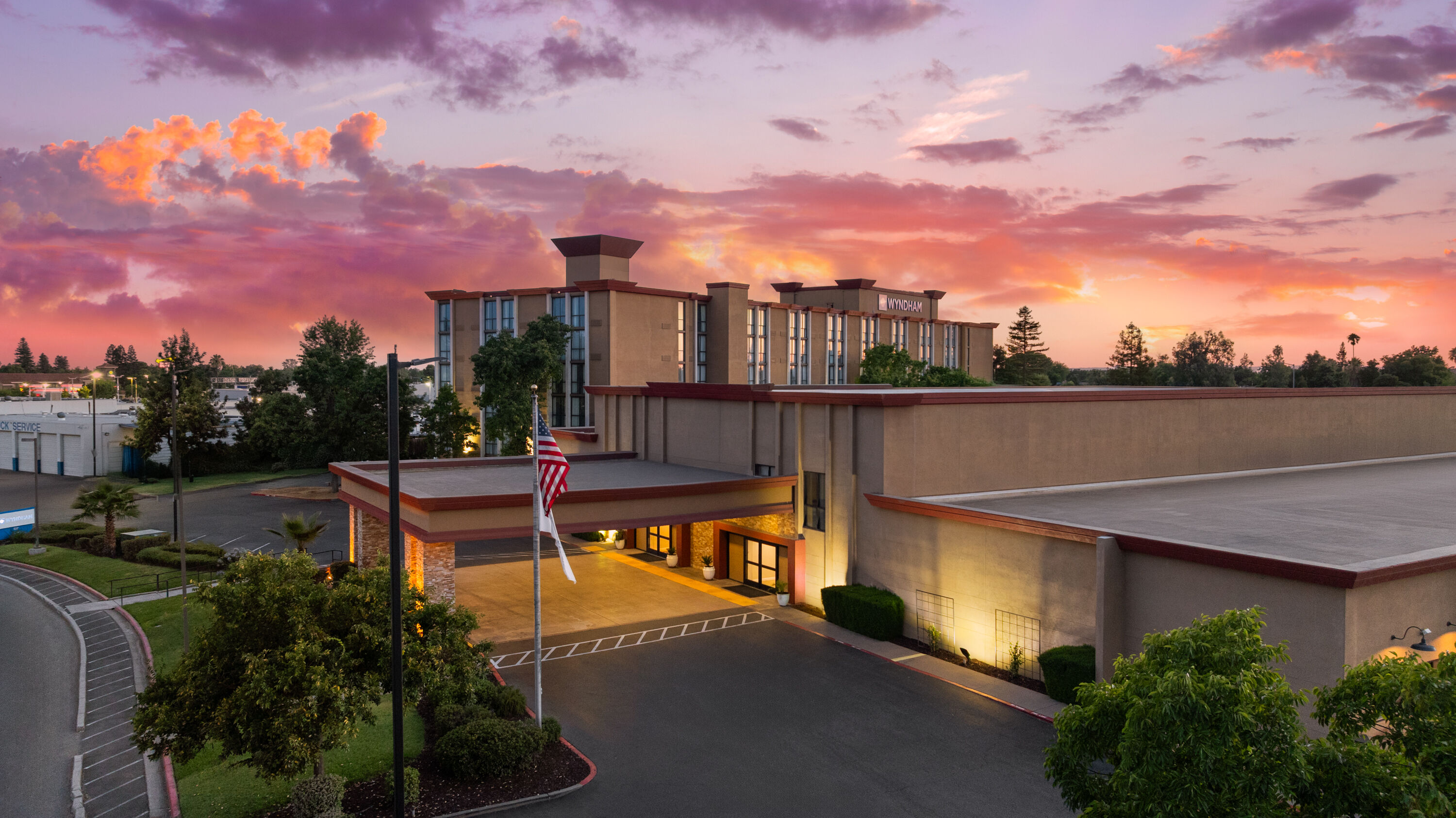 Exterior Dusk Image of Wyndham Sacramento hotel in Sacramento, California