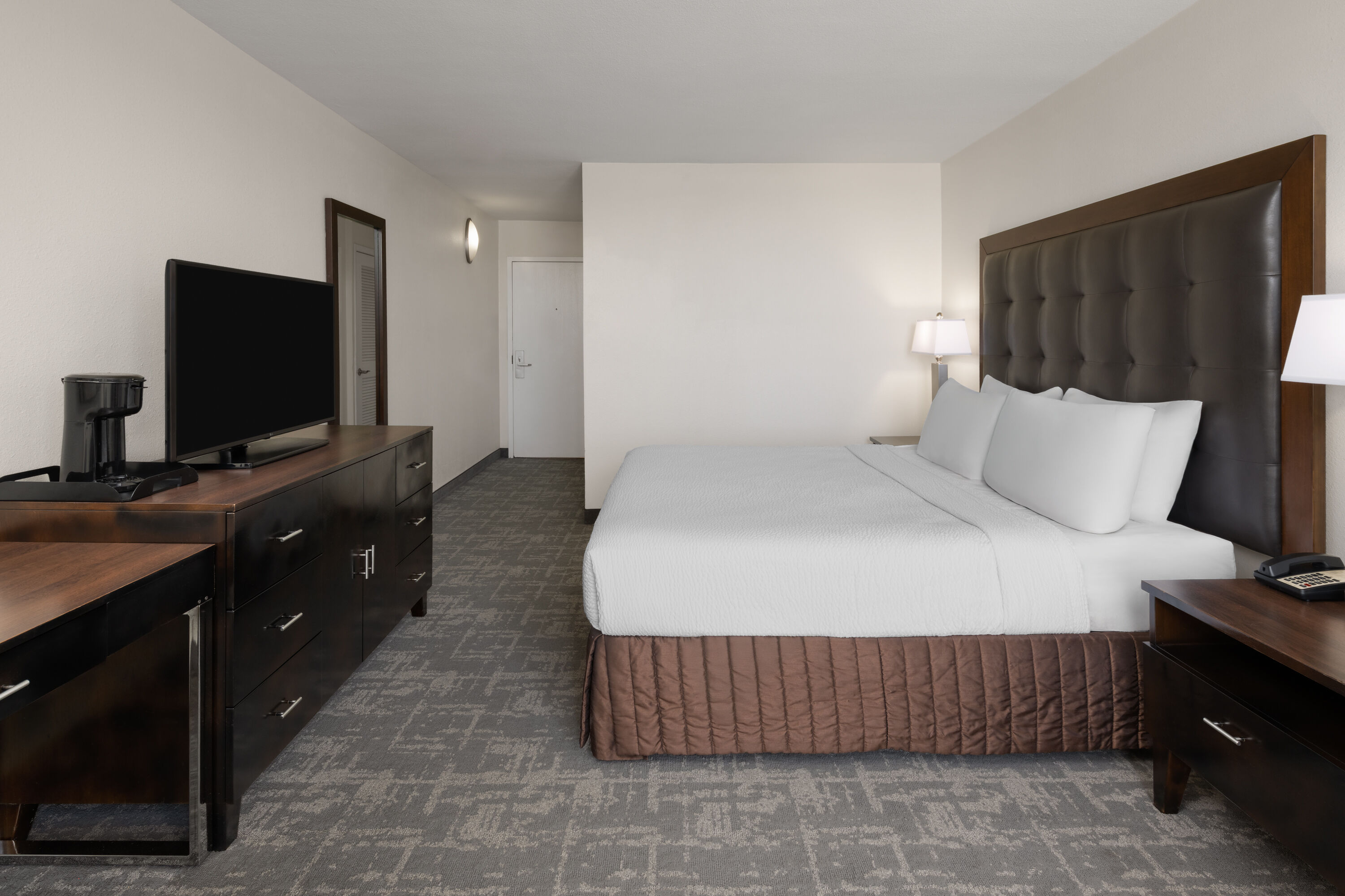 Guest room at the Wyndham Sacramento in Sacramento, California