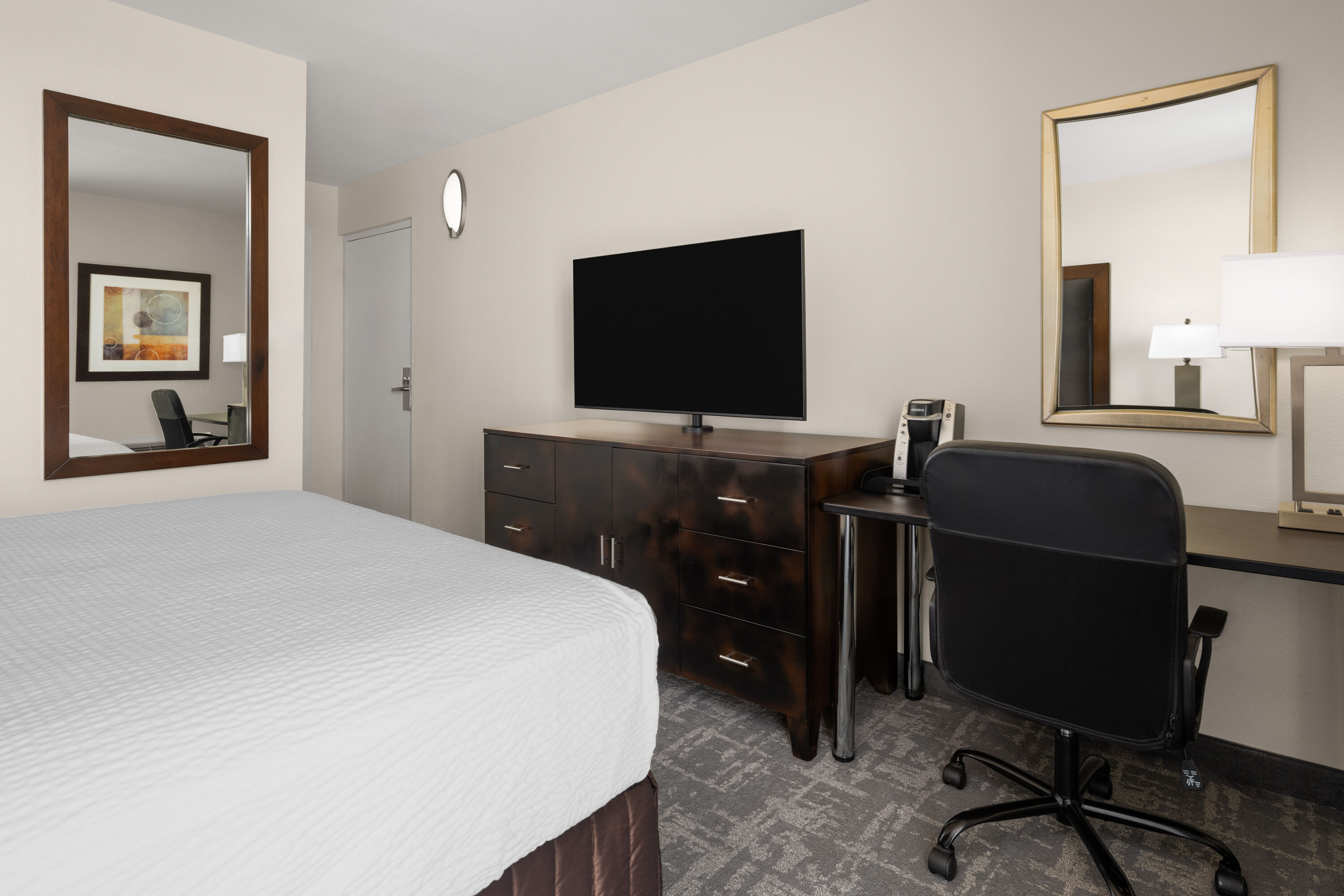 Guest room at the Wyndham Sacramento in Sacramento, California