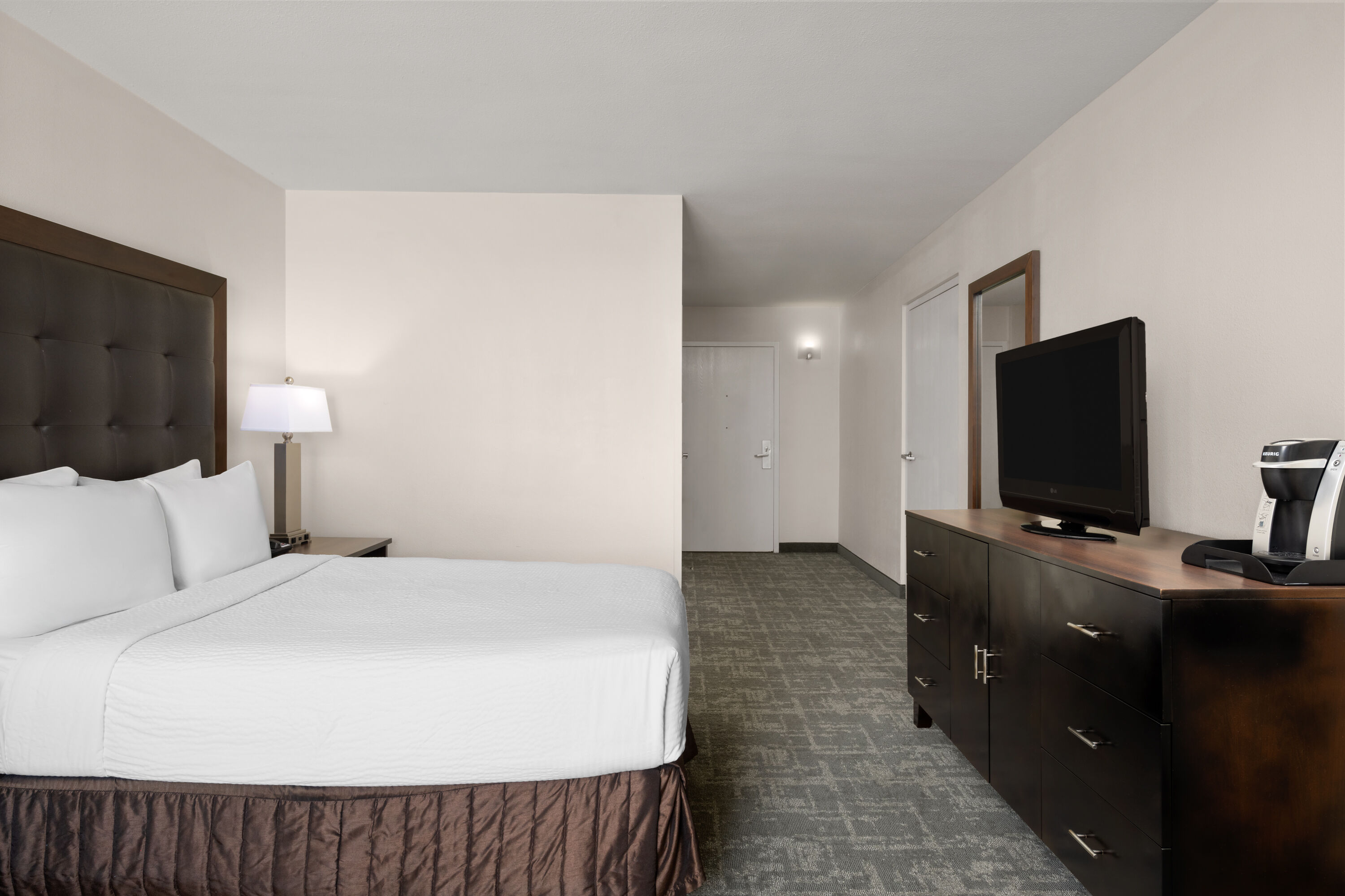 Guest room at the Wyndham Sacramento in Sacramento, California