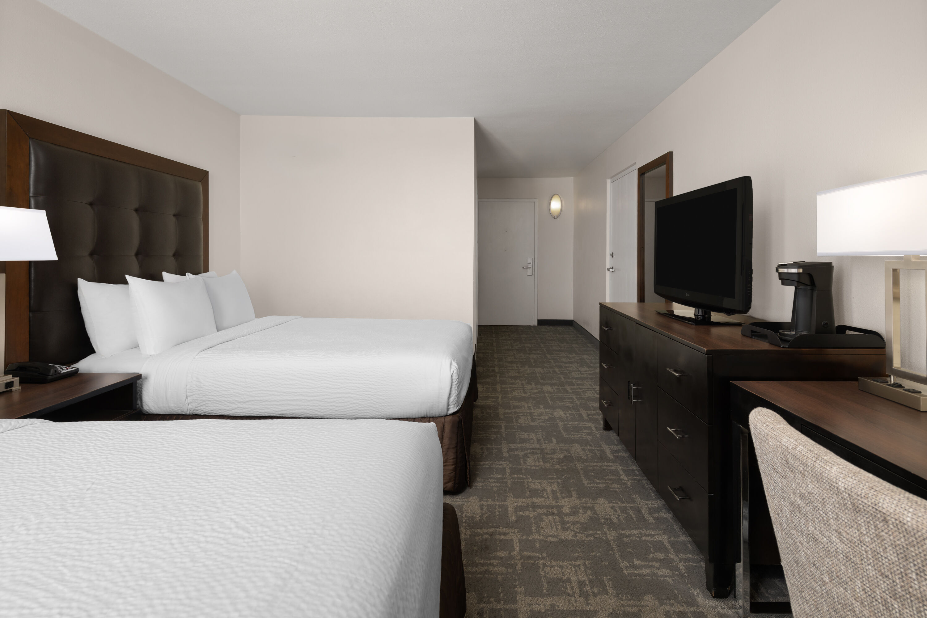 Guest room at the Wyndham Sacramento in Sacramento, California