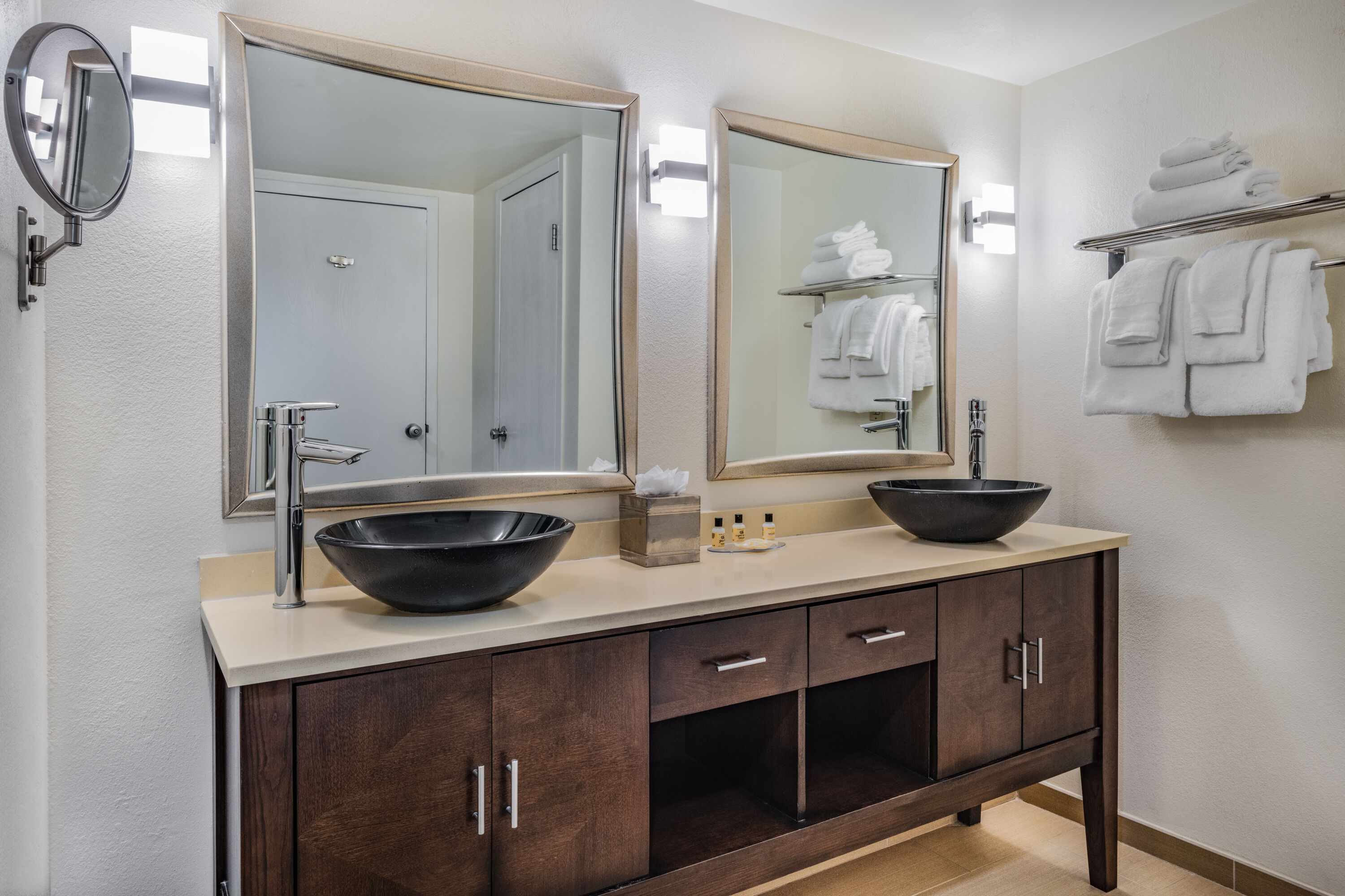 Guest room bath at the Wyndham Sacramento in Sacramento, California