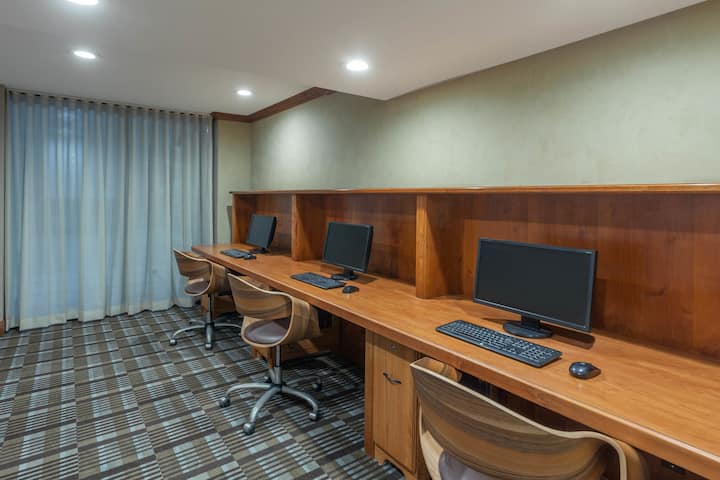 Wyndham Visalia business center in Visalia, California