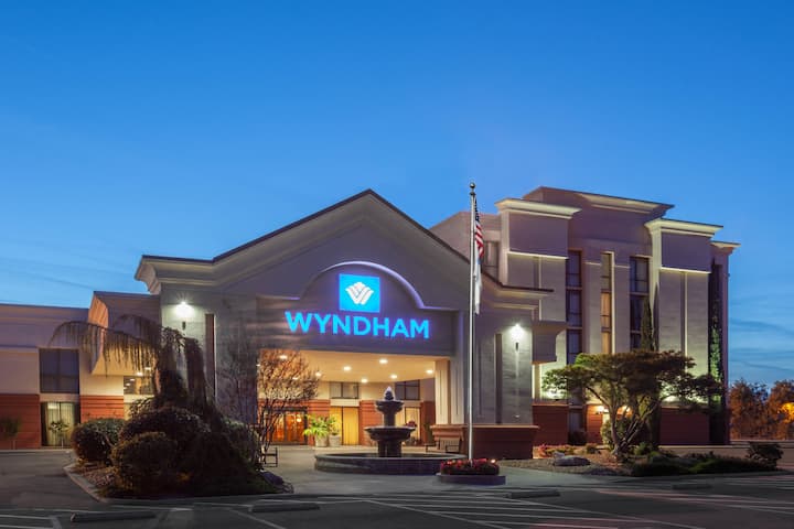 Exterior Dusk Image of Wyndham Visalia hotel in Visalia, California