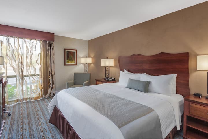 Guest room at the Wyndham Visalia in Visalia, California