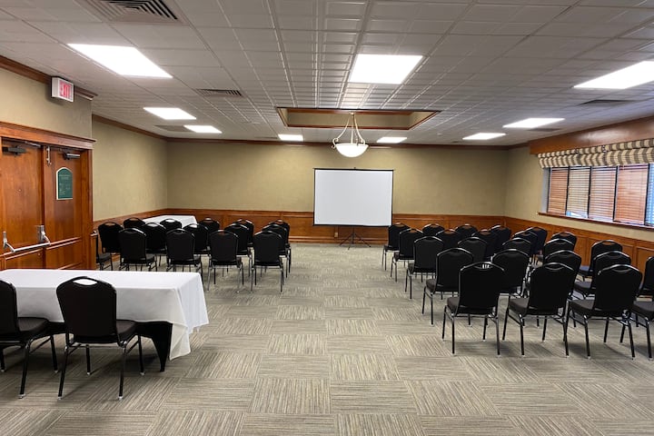 Meeting room at Wyndham Visalia in Visalia, California