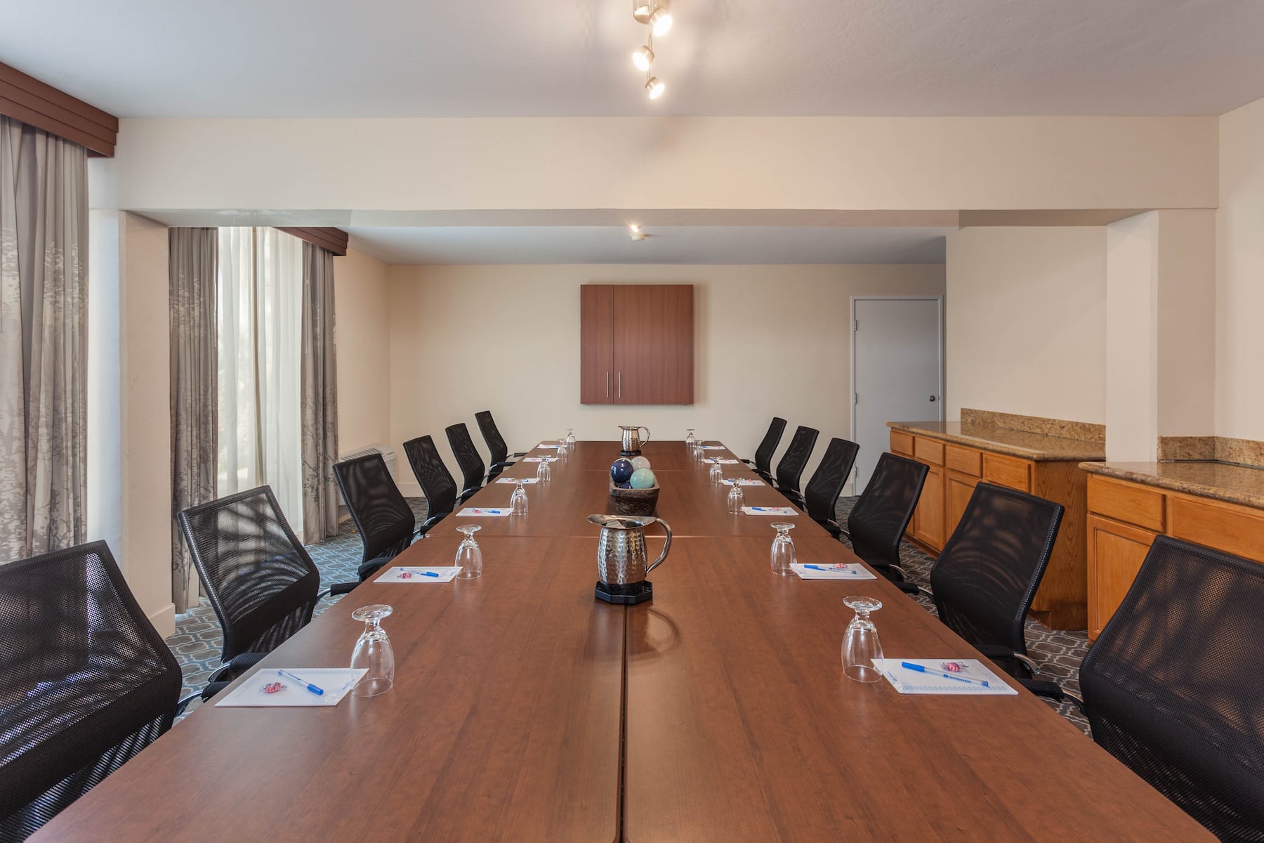Meeting room at Wyndham Visalia in Visalia, California