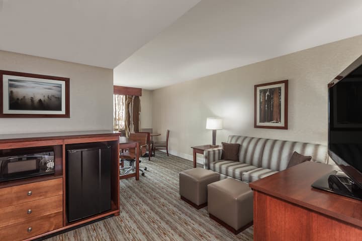 Wyndham Visalia suite in Visalia, California