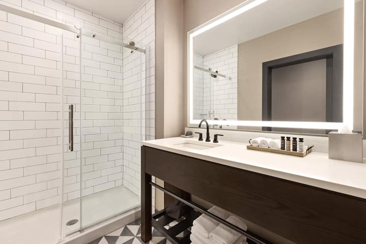 Guest room bath at the Origin Red Rocks, a Wyndham Hotel in Golden, Colorado