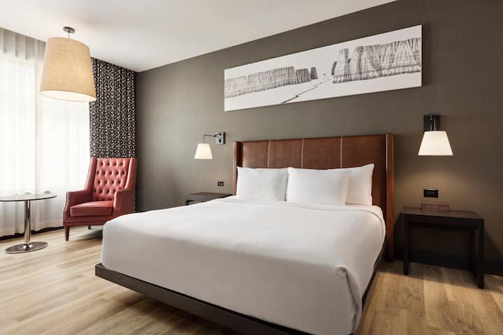 Guest room at the Origin Red Rocks, a Wyndham Hotel in Golden, Colorado