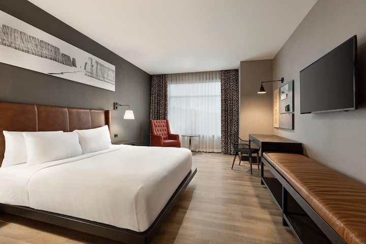Guest room at the Origin Red Rocks, a Wyndham Hotel in Golden, Colorado