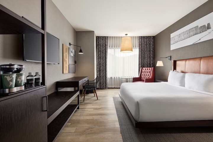Guest room at the Origin Red Rocks, a Wyndham Hotel in Golden, Colorado
