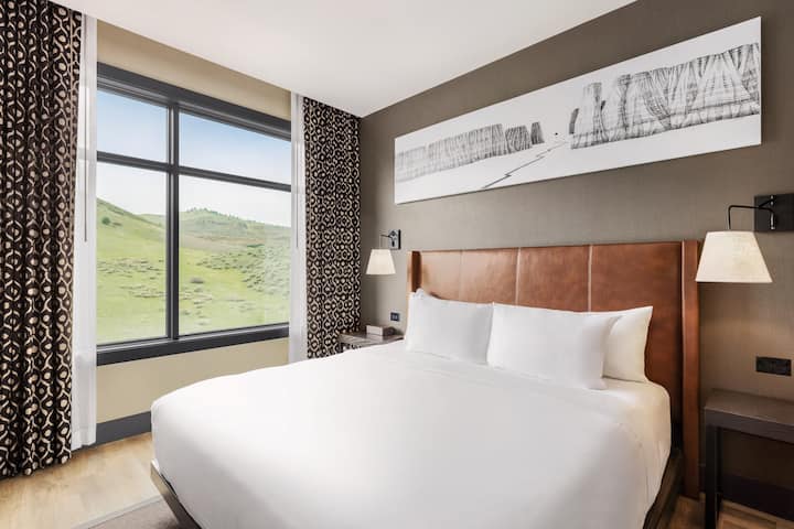 Origin Red Rocks, a Wyndham Hotel suite in Golden, Colorado