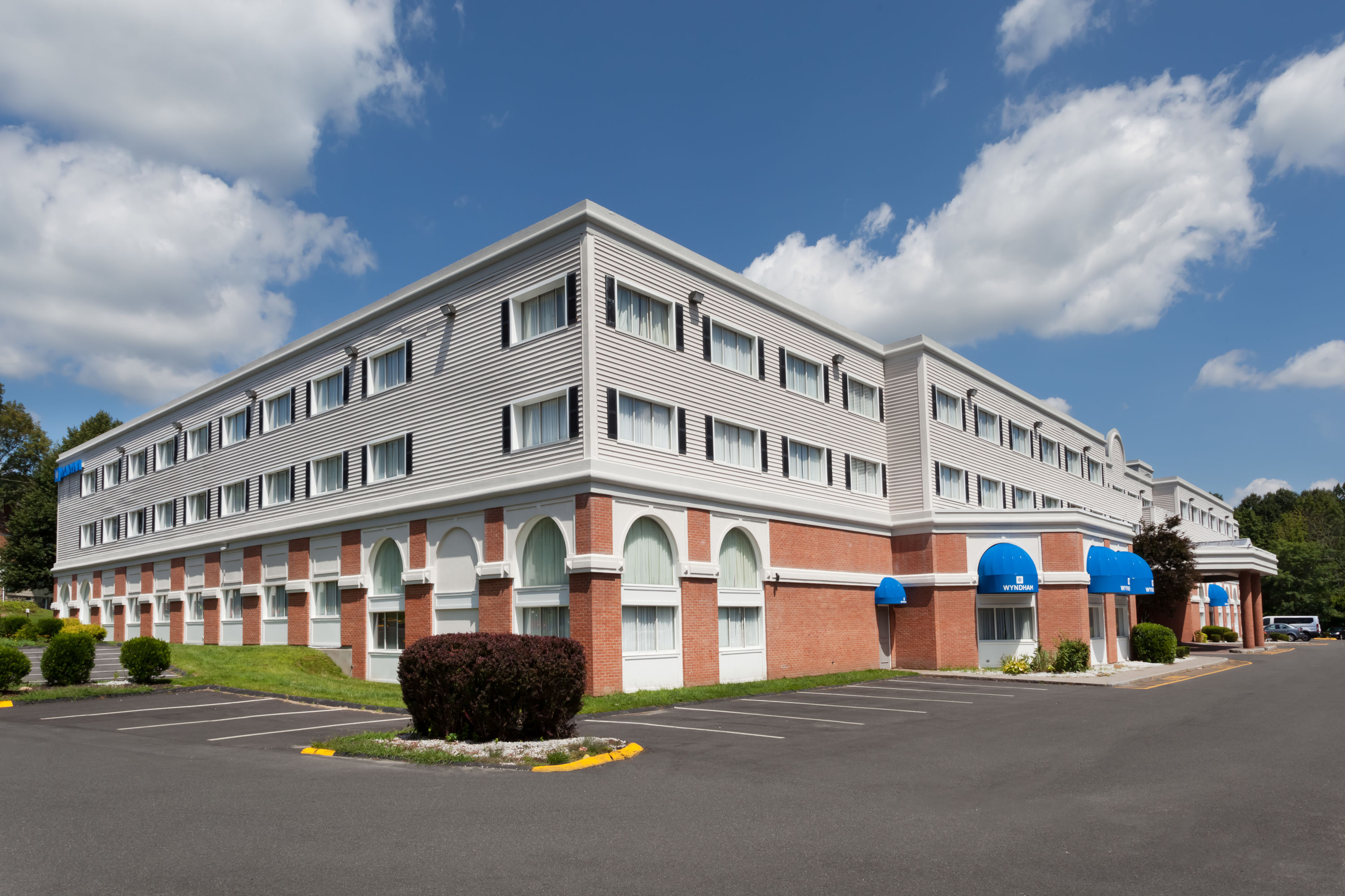 Exterior Day Image of Wyndham Southbury hotel in Southbury, Connecticut