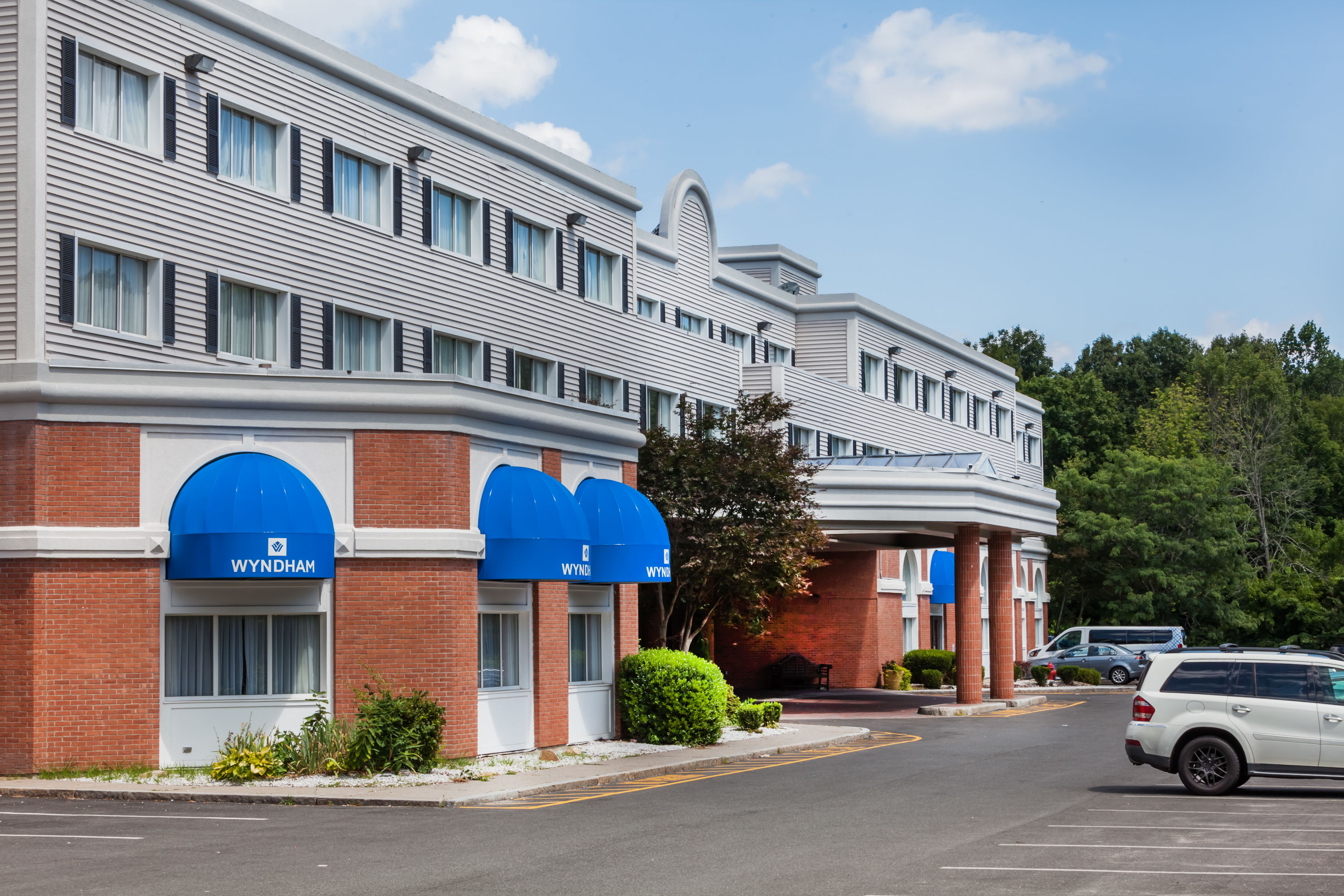 Exterior Day Image of Wyndham Southbury hotel in Southbury, Connecticut
