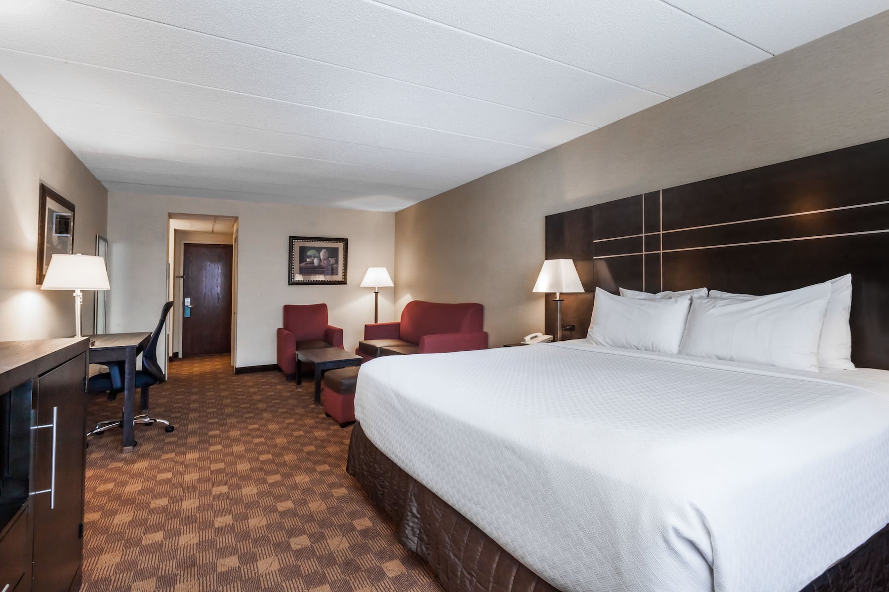 Guest room at the Wyndham Southbury in Southbury, Connecticut