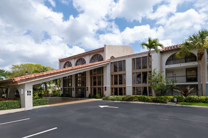 Exterior Day Image of Wyndham Boca Raton hotel in Boca Raton, Florida