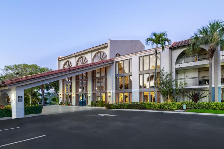 Exterior Dusk Image of Wyndham Boca Raton hotel in Boca Raton, Florida