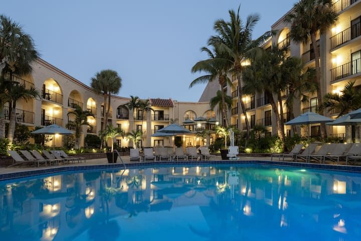 Pool night image at the Wyndham Boca Raton in Boca Raton, Florida