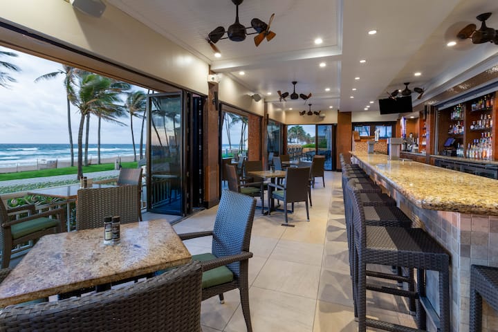 Wyndham Deerfield Beach Resort bar and grill in Deerfield Beach, Florida