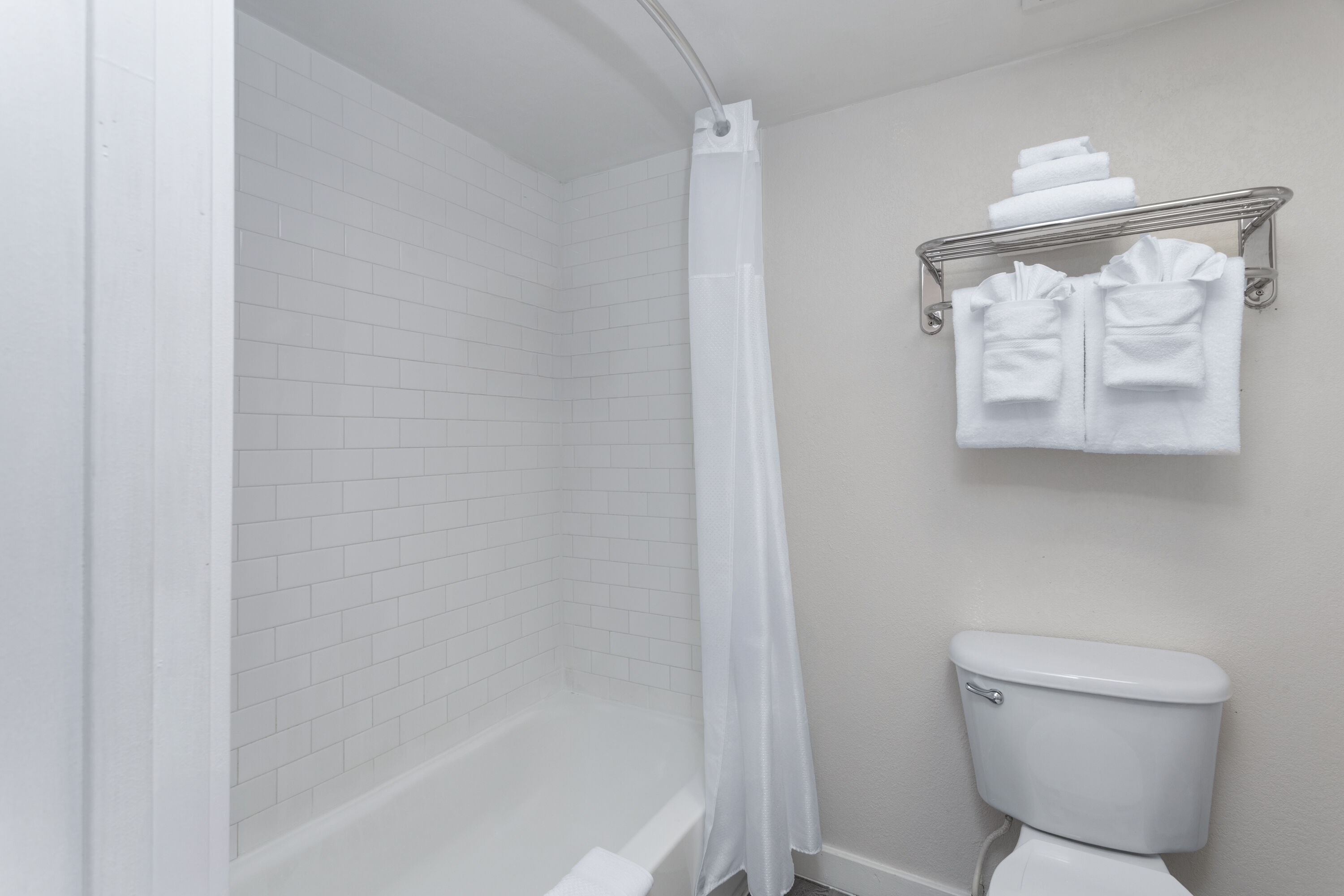 Guest room bath at the Wyndham I-Drive Avanti Resort & Conference Center in Orlando, Florida