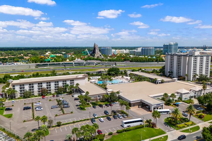 Exterior of Wyndham I-Drive Avanti Resort & Conference Center hotel in Orlando, Florida