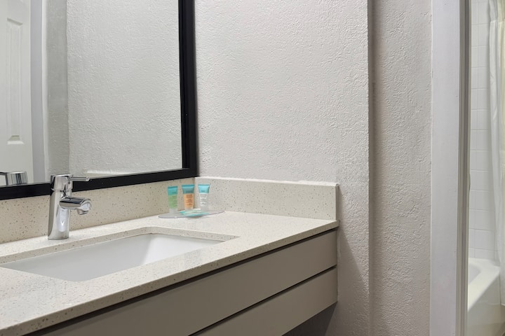 Guest room bath at the Wyndham I-Drive Avanti Resort & Conference Center in Orlando, Florida
