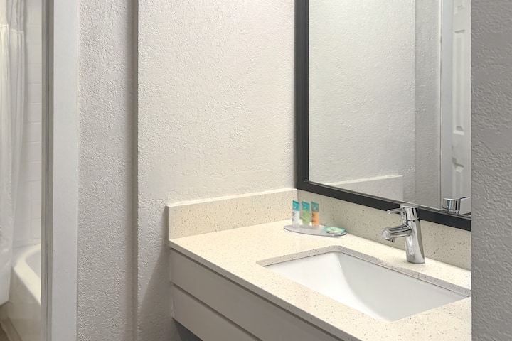 Guest room bath at the Wyndham I-Drive Avanti Resort & Conference Center in Orlando, Florida