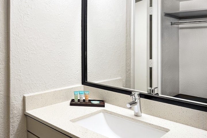 Guest room bath at the Wyndham I-Drive Avanti Resort & Conference Center in Orlando, Florida