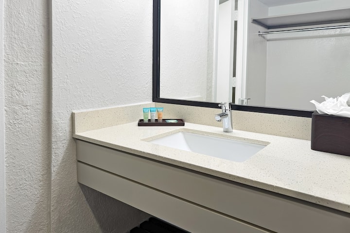 Guest room bath at the Wyndham I-Drive Avanti Resort & Conference Center in Orlando, Florida