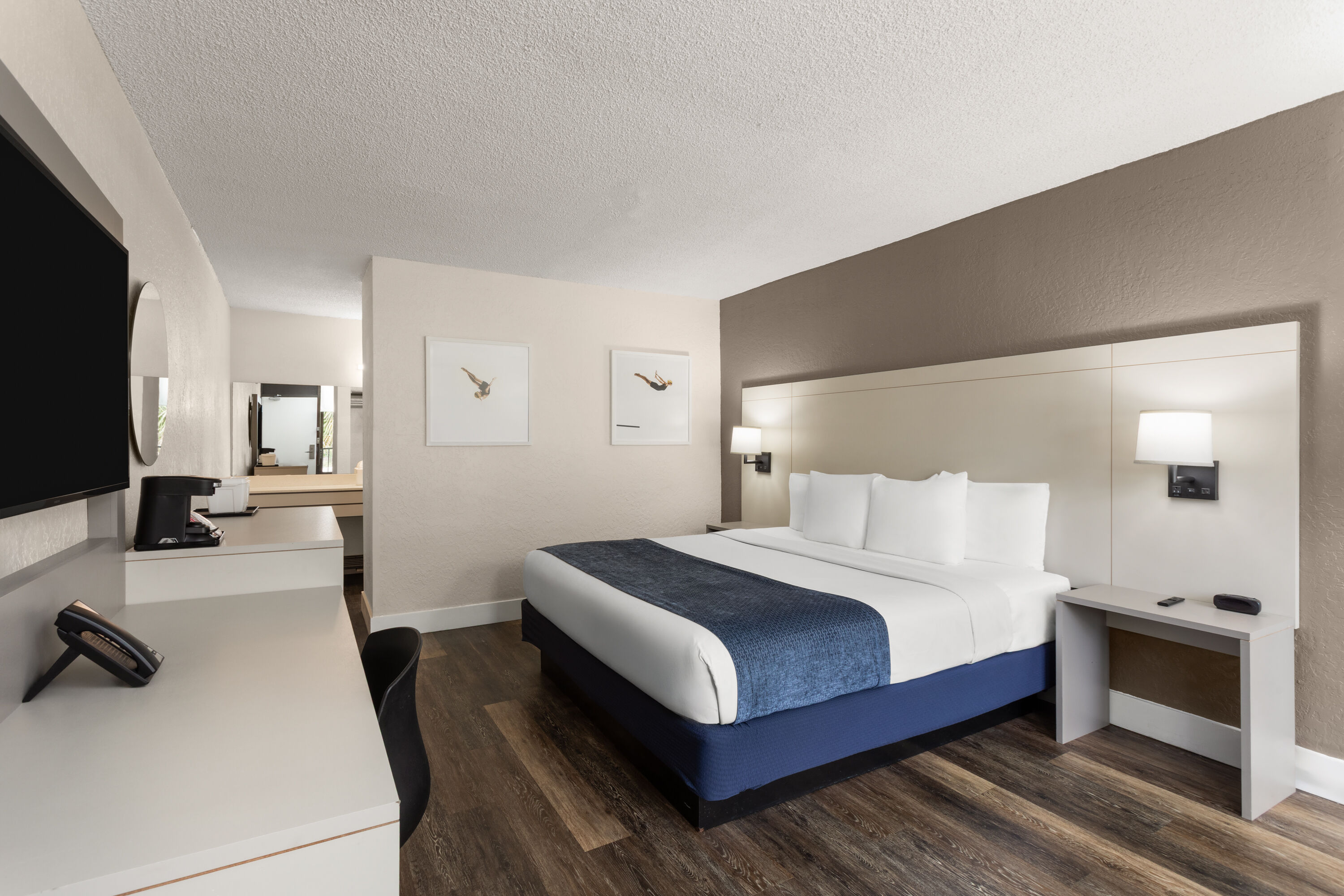 Guest room at the Wyndham I-Drive Avanti Resort & Conference Center in Orlando, Florida