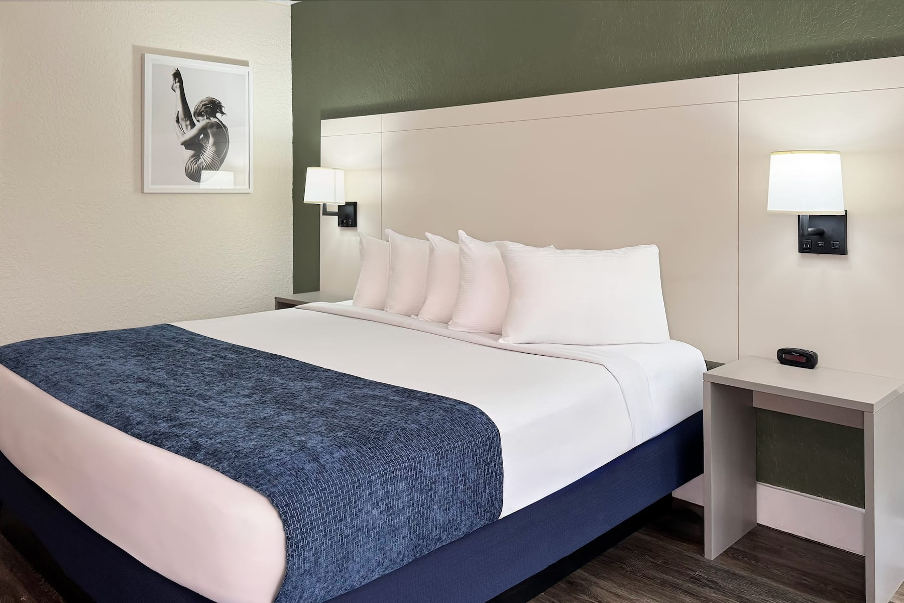 Guest room at the Wyndham I-Drive Avanti Resort & Conference Center in Orlando, Florida