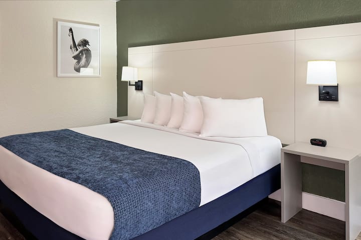 Guest room at the Wyndham I-Drive Avanti Resort & Conference Center in Orlando, Florida