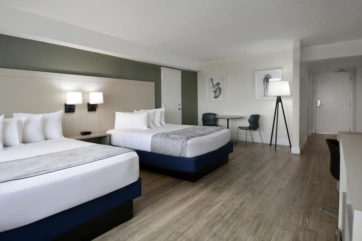 Guest room at the Wyndham I-Drive Avanti Resort & Conference Center in Orlando, Florida