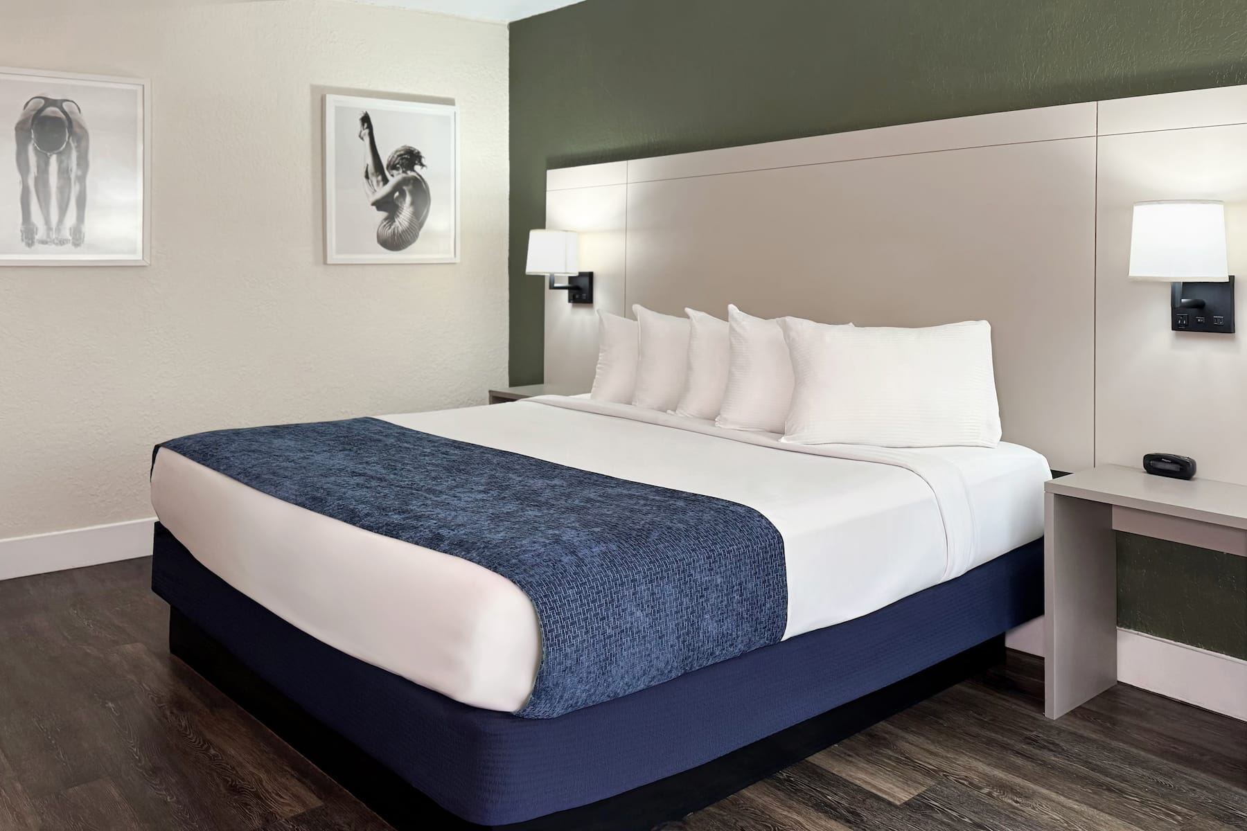 Guest room at the Wyndham I-Drive Avanti Resort & Conference Center in Orlando, Florida
