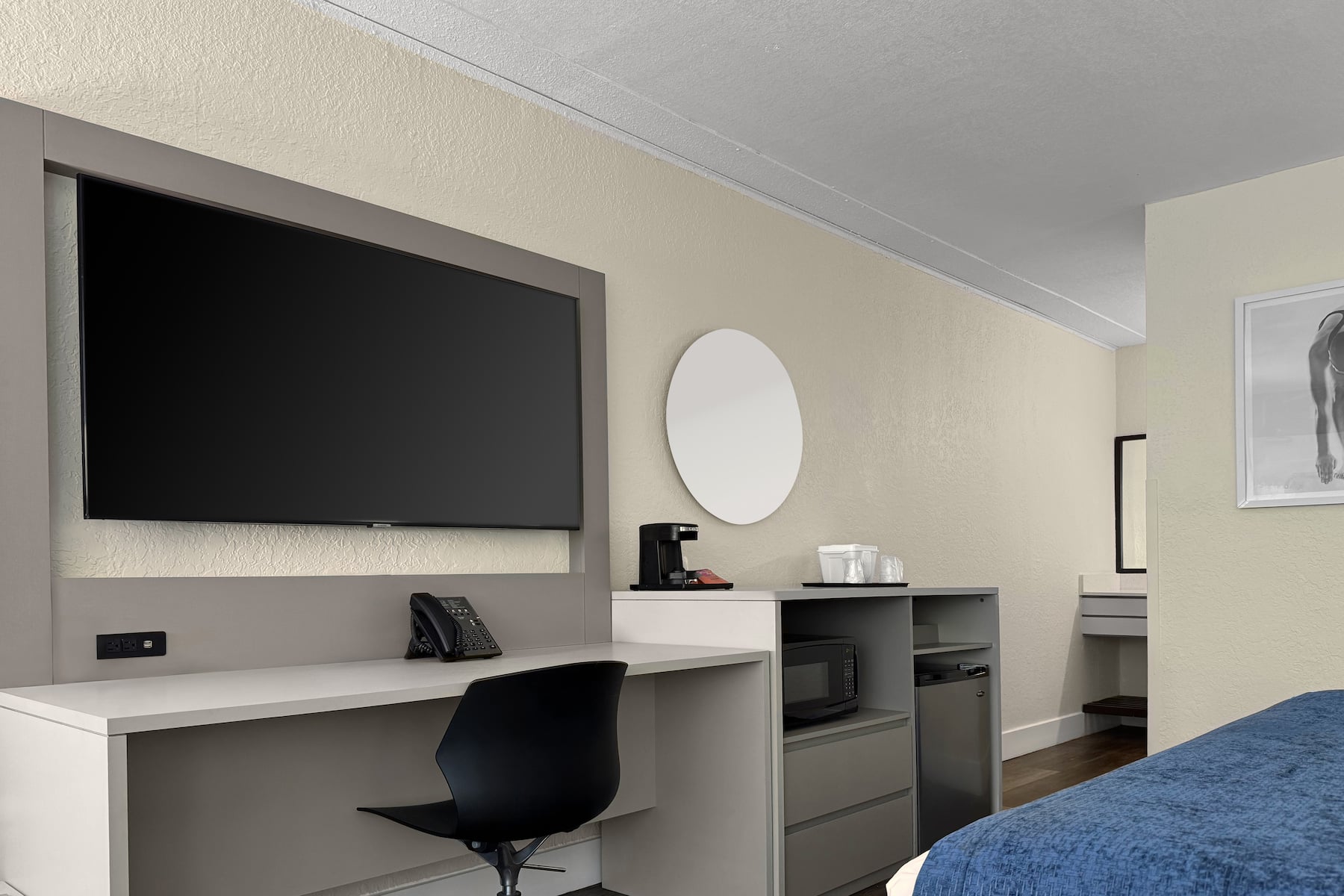 Guest room at the Wyndham I-Drive Avanti Resort & Conference Center in Orlando, Florida