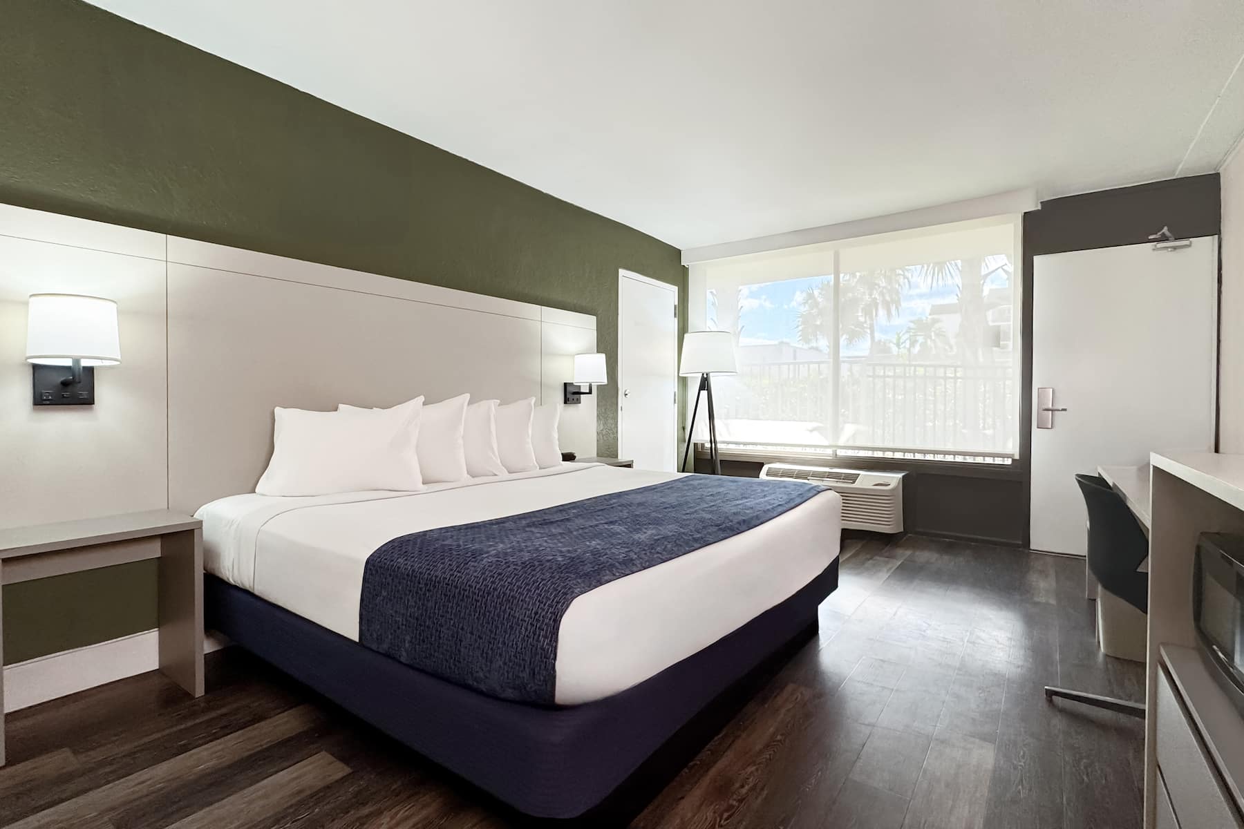 Guest room at the Wyndham I-Drive Avanti Resort & Conference Center in Orlando, Florida